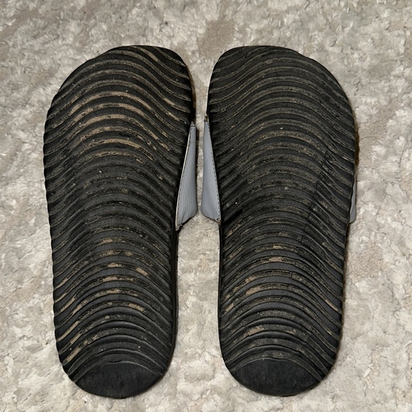 Gently Used Kids Nike Slides - Picture 3 of 4